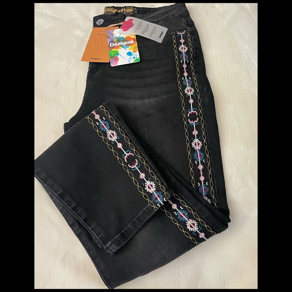 Skinny super chic jeans with embroidery.